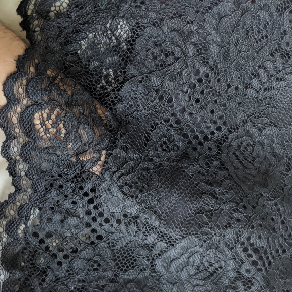 Curve-hugging Lace LBD - Picture 3 of 8